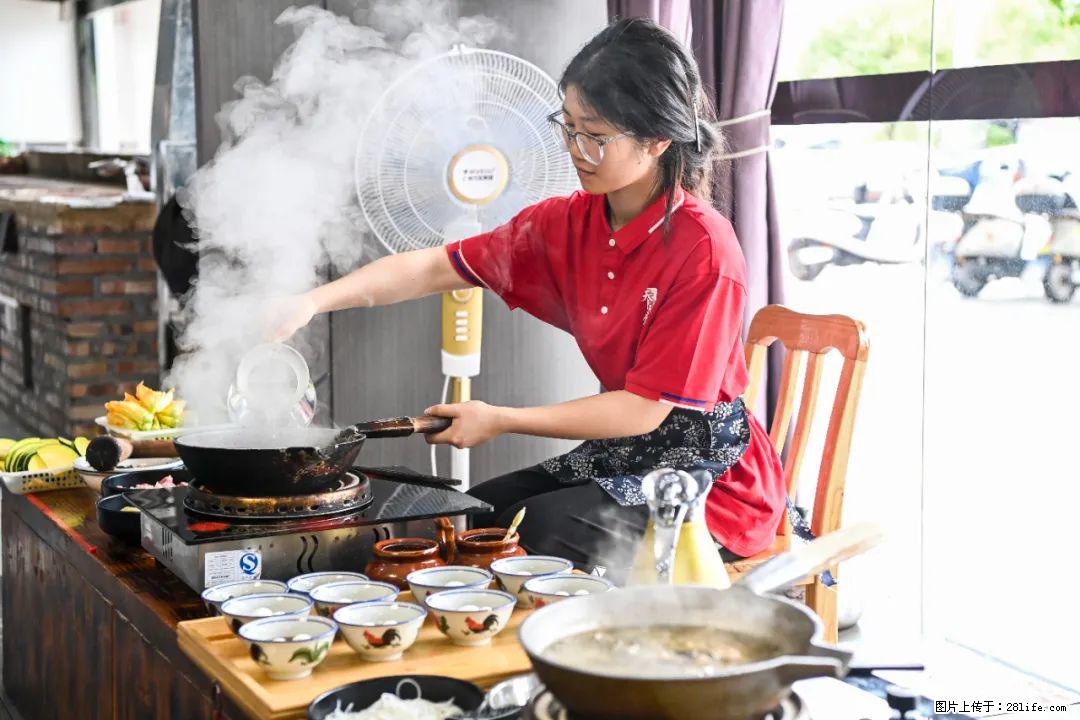 全网追的“扁担女孩”，找了一份暑假工，时薪12元 - 南阳生活资讯 - 南阳28生活网 ny.28life.net